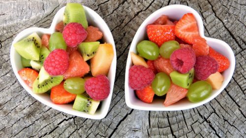 pareja de boles con forma de corazón llenos de frutas, nutrición